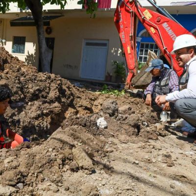 Israel Santillán supervisa avances de la calle Simeón en Mezcales