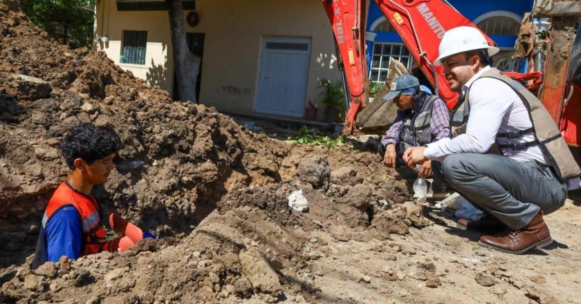Israel Santillán supervisa avances de la calle Simeón en Mezcales