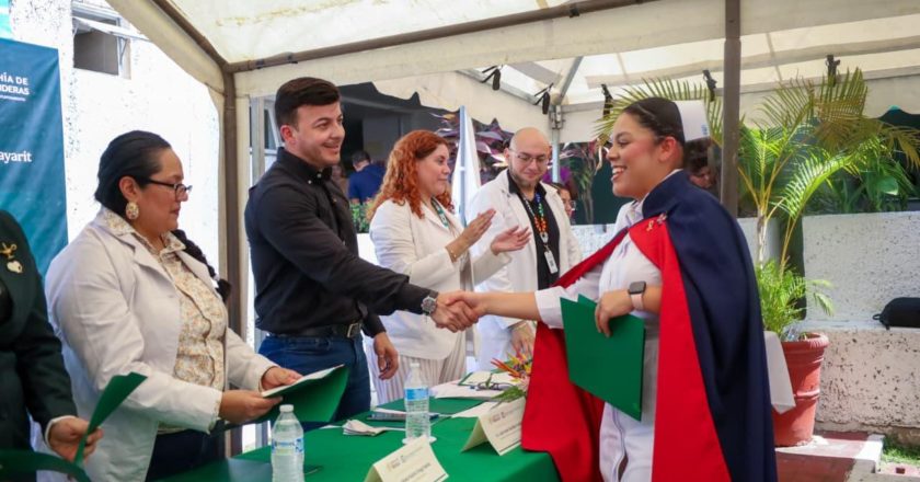 Israel Santillán reconoce la vocación de quienes concluyeron su servicio social en la Clínica 19 del IMSS