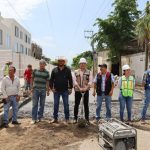 Supervisa Israel Santillán pavimentación de la calle Cleofas Salazar en Bucerías