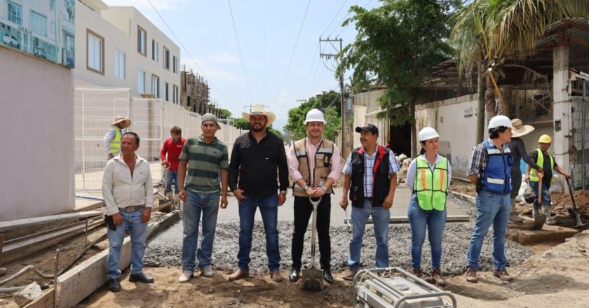 Supervisa Israel Santillán pavimentación de la calle Cleofas Salazar en Bucerías