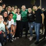 Israel Santillán celebra con las familias de Bahía de Banderas el triunfo de México en el Mundial
