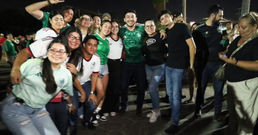 Israel Santillán celebra con las familias de Bahía de Banderas el triunfo de México en el Mundial