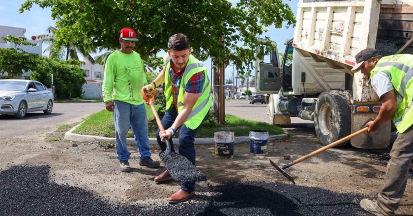 Supervisa Israel Santillán jornada de bacheo en Palma Real