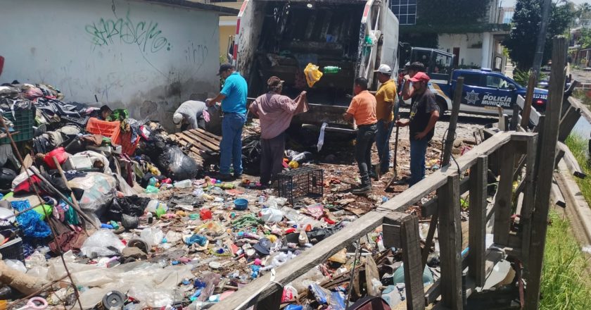 Gobierno de Tepic retira siete toneladas de basura en vivienda de la colonia Comerciantes