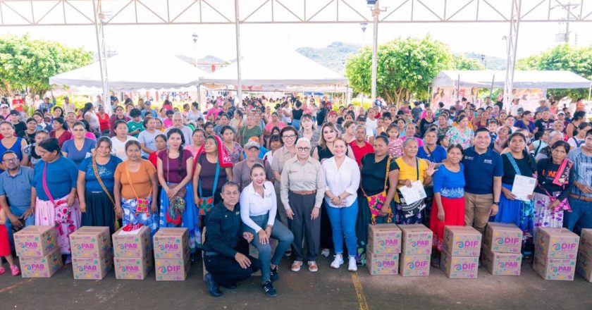 Beatriz Estrada acerca bienestar y atención integral a las familias de Pochotitán