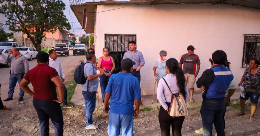Israel Santillán escucha a vecinos de El Porvenir