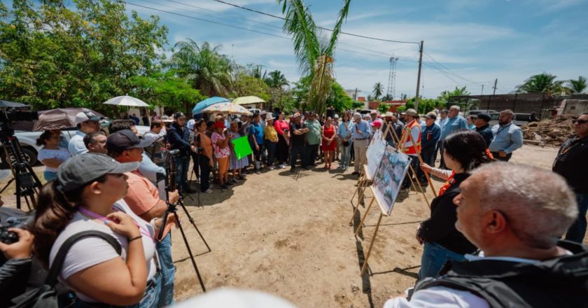 Miguel Ángel Navarro y Beatriz Estrada supervisan avances del nuevo centro de salud de Villa Juárez