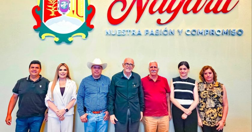 Miguel Ángel Navarro establece diálogo con las comunidades de Tepic
