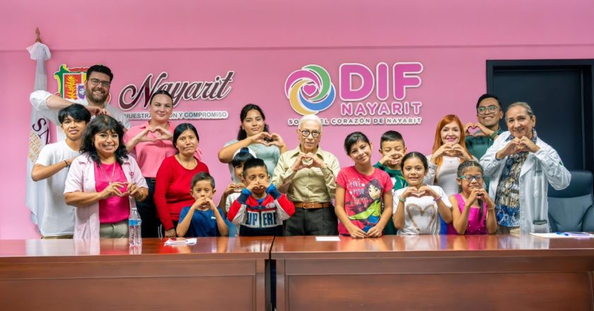 Beatriz Estrada hace posible que nueve nayaritas escuchen la voz de sus seres queridos