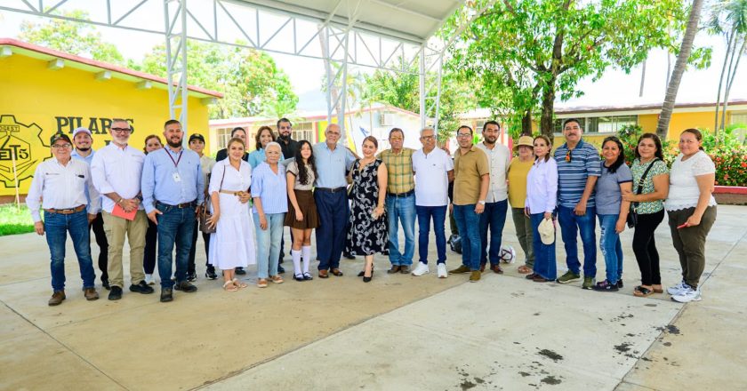 Miguel Ángel Navarro y Beatriz Estrada entregan domo en la Secundaria Técnica No. 5 de San Juan de Abajo