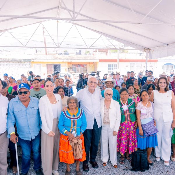 Miguel Ángel Navarro y Beatriz Estrada dan la bienvenida al Dr. Vagón, el Tren de la Salud, en Tepic