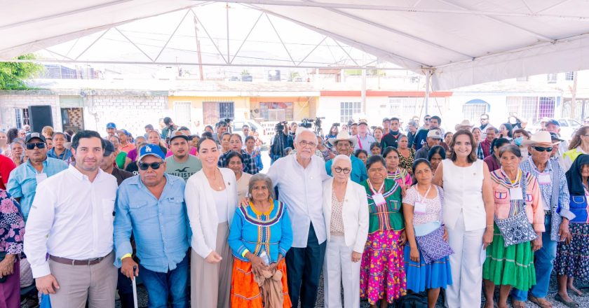 Miguel Ángel Navarro y Beatriz Estrada dan la bienvenida al Dr. Vagón, el Tren de la Salud, en Tepic