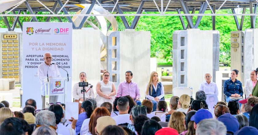 Miguel Ángel Navarro y Beatriz Estrada entregan Memorial para el Reconocimiento y Dignificación de las Personas Desaparecidas