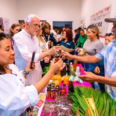 Miguel Ángel Navarro y Columba López entregan constancias de liberación de adeudos a productores de Nayarit