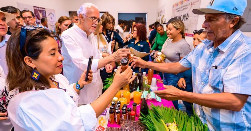 Miguel Ángel Navarro y Columba López entregan constancias de liberación de adeudos a productores de Nayarit