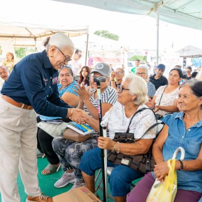 Beatriz Estrada acerca servicios y apoyos a las familias de El Ahuacate
