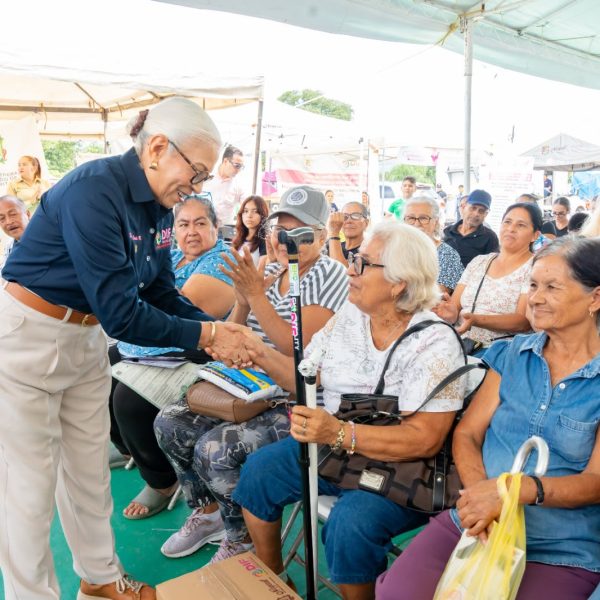 Beatriz Estrada acerca servicios y apoyos a las familias de El Ahuacate