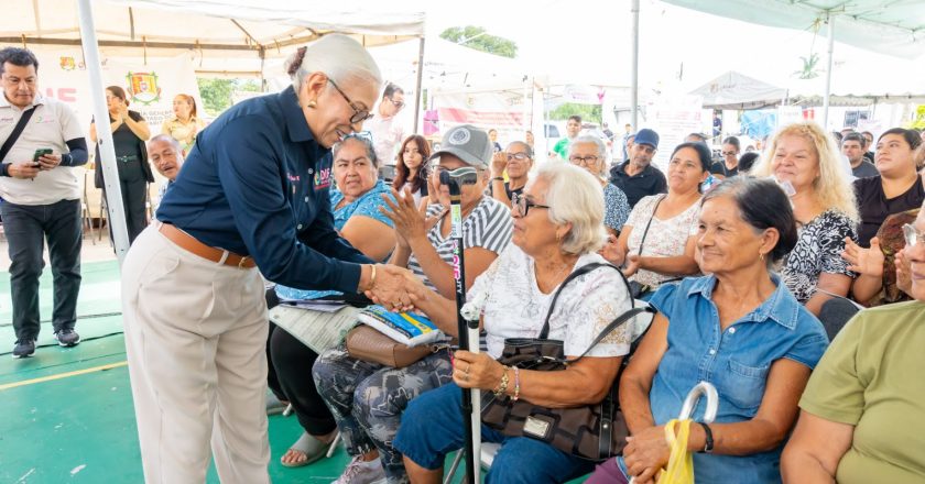 Beatriz Estrada acerca servicios y apoyos a las familias de El Ahuacate