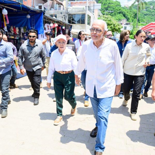 Miguel Ángel Navarro y Beatriz Estrada amplían obras y compromisos para Los Ayala