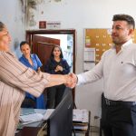 Israel Santillán de visita en las oficinas de Bienestar Social y Coordinación de Salud