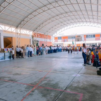 Miguel Ángel Navarro y Beatriz Estrada acompañan el regreso a clases de 235 mil estudiantes en Nayarit