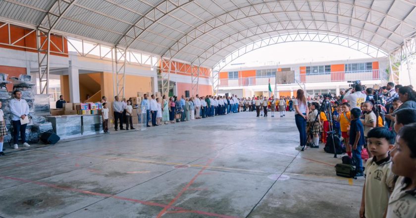 Miguel Ángel Navarro y Beatriz Estrada acompañan el regreso a clases de 235 mil estudiantes en Nayarit