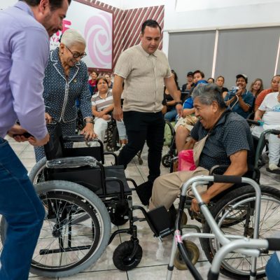 Con la entrega de aparatos de movilidad, Beatriz Estrada brinda esperanza a las personas más vulnerables