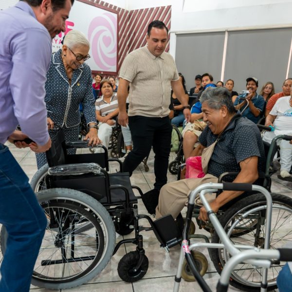 Con la entrega de aparatos de movilidad, Beatriz Estrada brinda esperanza a las personas más vulnerables