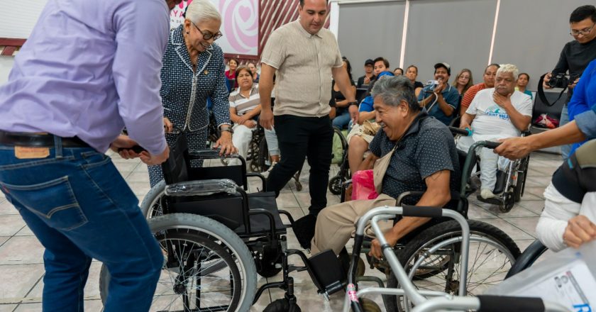 Con la entrega de aparatos de movilidad, Beatriz Estrada brinda esperanza a las personas más vulnerables