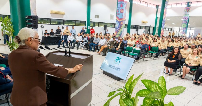 Beatriz Estrada reconoce 25 años de compromiso de la Universidad Tecnológica de Nayarit