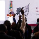 Zoé Robledo asiste a la firma del decreto presidencial para el Servicio Universal de Salud