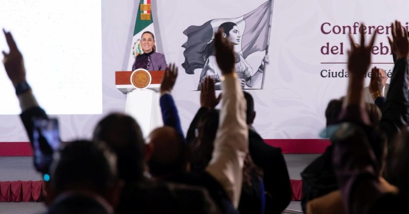 Zoé Robledo asiste a la firma del decreto presidencial para el Servicio Universal de Salud