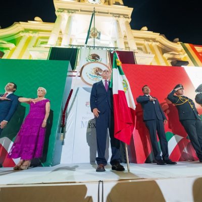 Miguel Ángel Navarro encabeza el Grito de Independencia en Casa de Gobierno