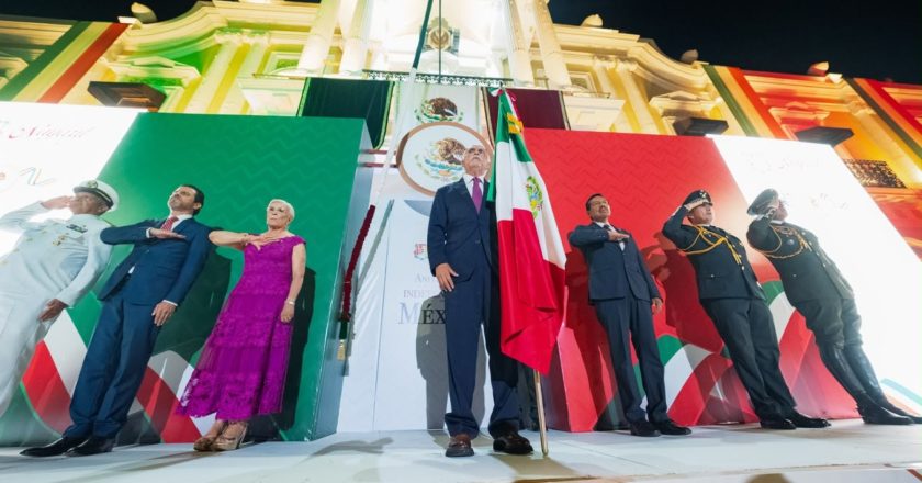 Miguel Ángel Navarro encabeza el Grito de Independencia en Casa de Gobierno