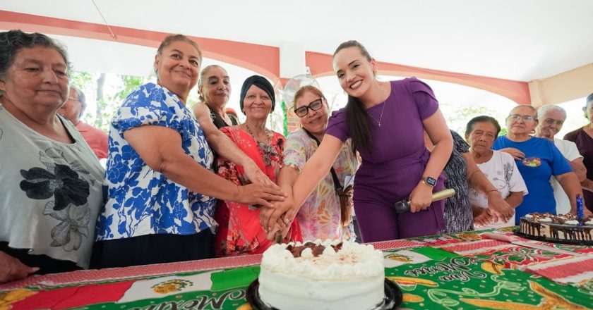 Visita Margui Zúñiga el club de la tercera edad de Jarretaderas
