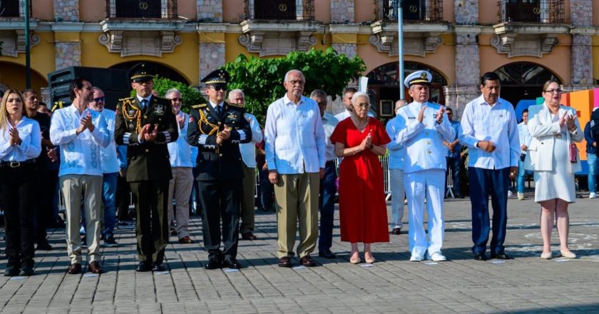 Gobernador del estado participo en izamiento de bandea y ofreció ofrenda floral a Hidalgo