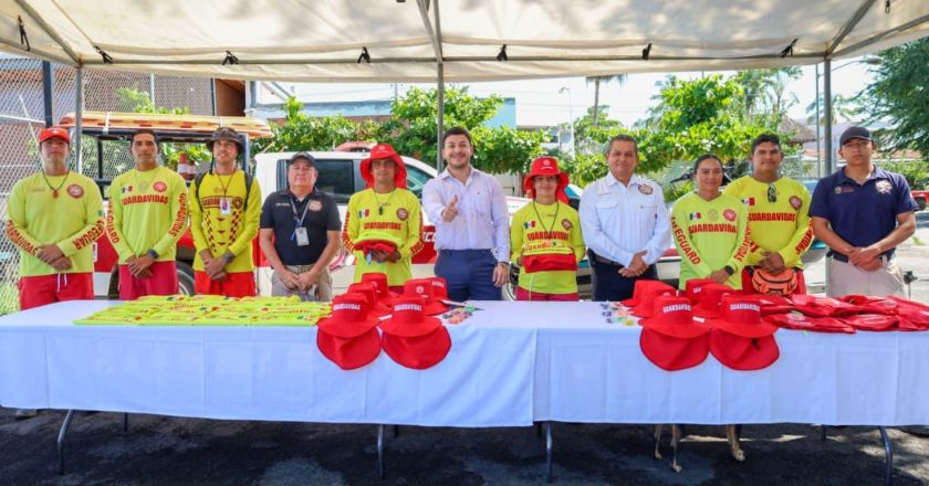 Israel Santillán fortalece a Protección Civil y Bomberos con entrega de uniformes y equipo para salvamento acuático