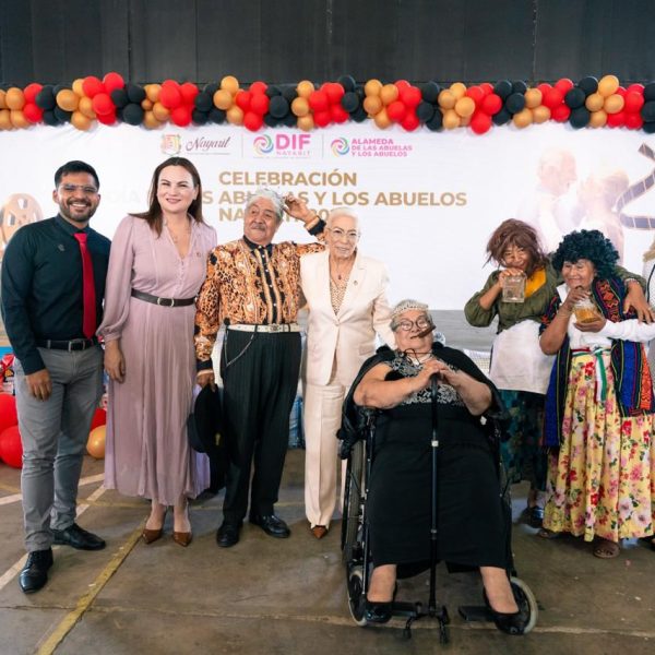 Con cálido festejo, reconoce Beatriz Estrada a las abuelas y los abuelos de Nayarit
