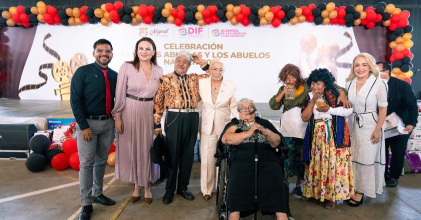 Con cálido festejo, reconoce Beatriz Estrada a las abuelas y los abuelos de Nayarit