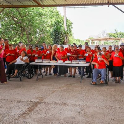 Israel Santillán refrenda respaldo a adultos mayores durante visita a club de la tercera edad en Bucerías