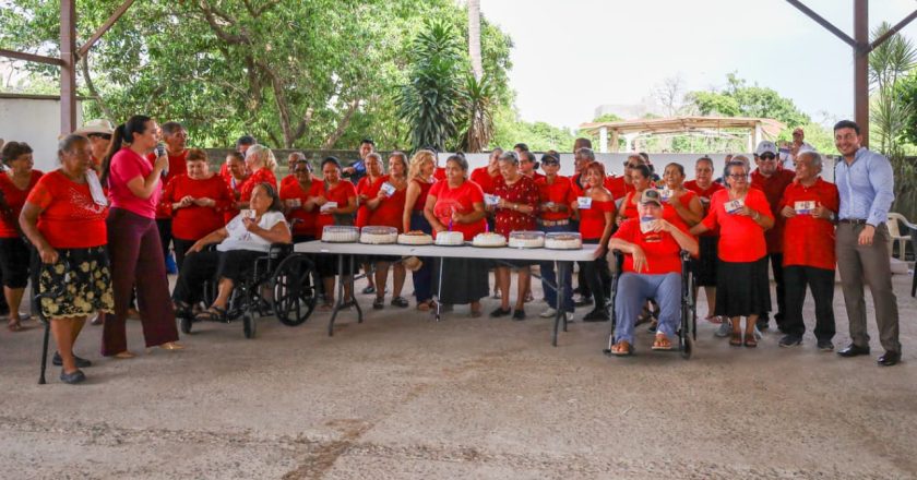 Israel Santillán refrenda respaldo a adultos mayores durante visita a club de la tercera edad en Bucerías
