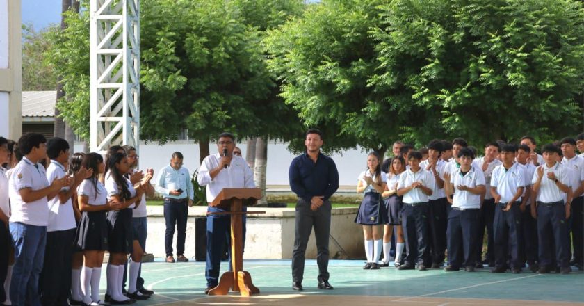 Israel Santillán desea éxito a estudiantes del CECyTEN en su regreso a clases