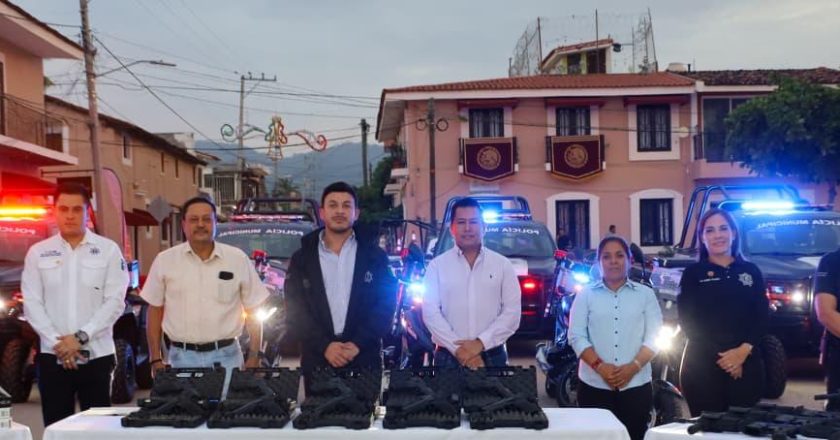 Gobierno de Bahía de Banderas entrega nuevas unidades y equipamiento a Seguridad Ciudadana