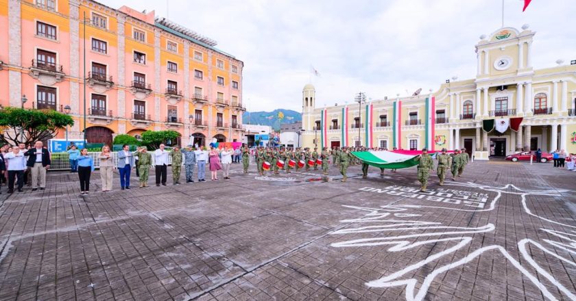 Gobernador nayarita acompañado de niños y jóvenes participó en el izamiento de bandera