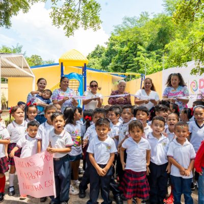 Entrega Beatriz Estrada Juegos Infantiles a preescolar de Jalcocotán