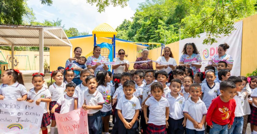 Entrega Beatriz Estrada Juegos Infantiles a preescolar de Jalcocotán