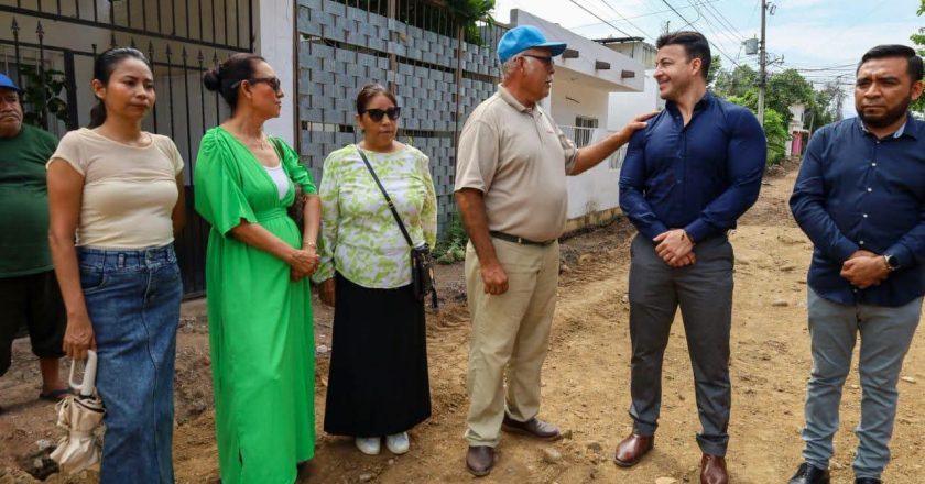Supervisa Israel Santillán avance de obra en la calle Simeón de Mezcales
