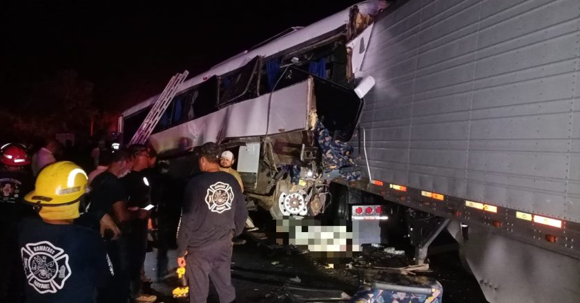 Coordinación interinstitucional atiende accidente carretero en Rosamorada