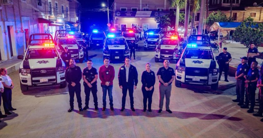 Héctor Santana entrega 10 nuevas patrullas para fortalecer la seguridad en Bahía de Banderas.